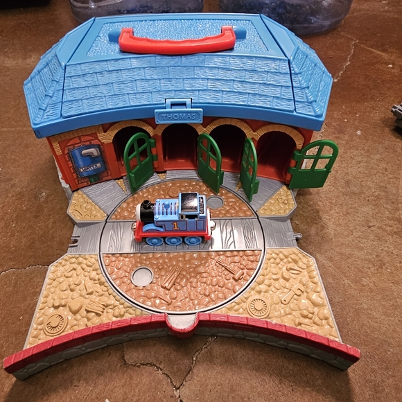 Learning Curve Take Along Thomas the Train with Roundhouse Portable Playset - Picture 2 of 8